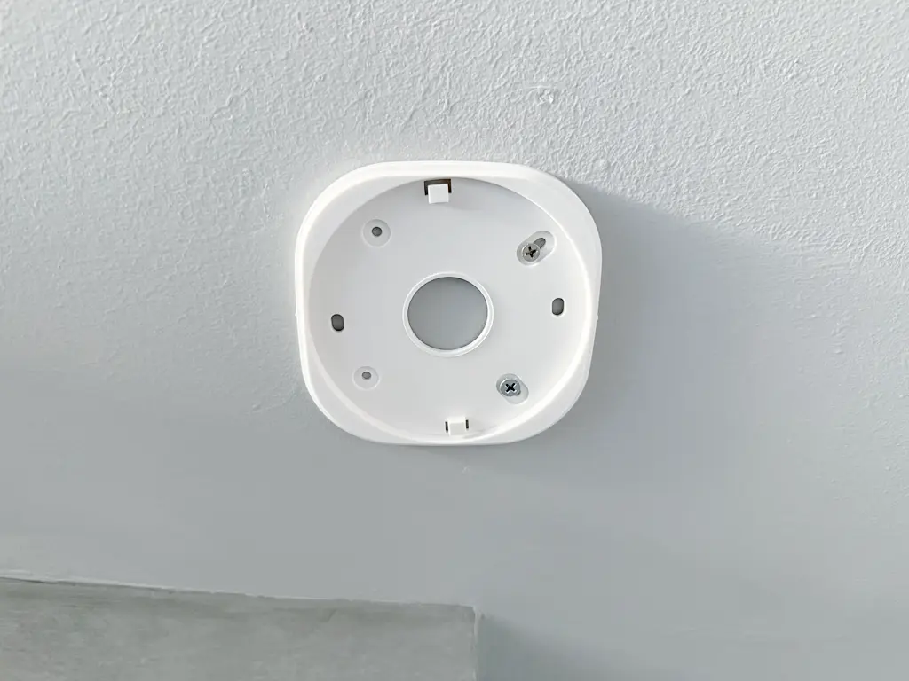 Sensereo MS-1 mounting plate on the ceiling