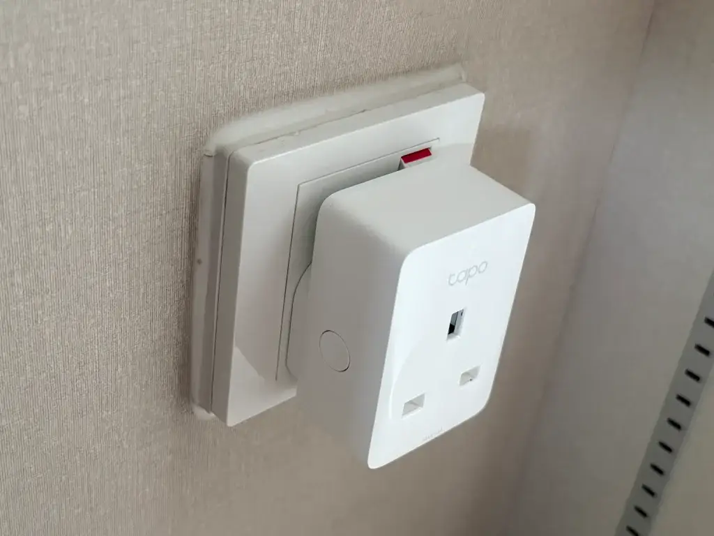 Tapo P110M features a cutaway design above the pins to accommodate wall outlet power buttons situated directly above the socket