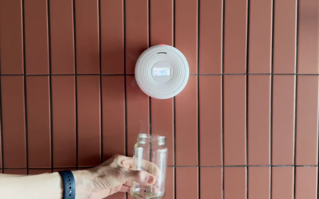 Sensereo MSC-1 flashes when smoke and carbon monoxide detected